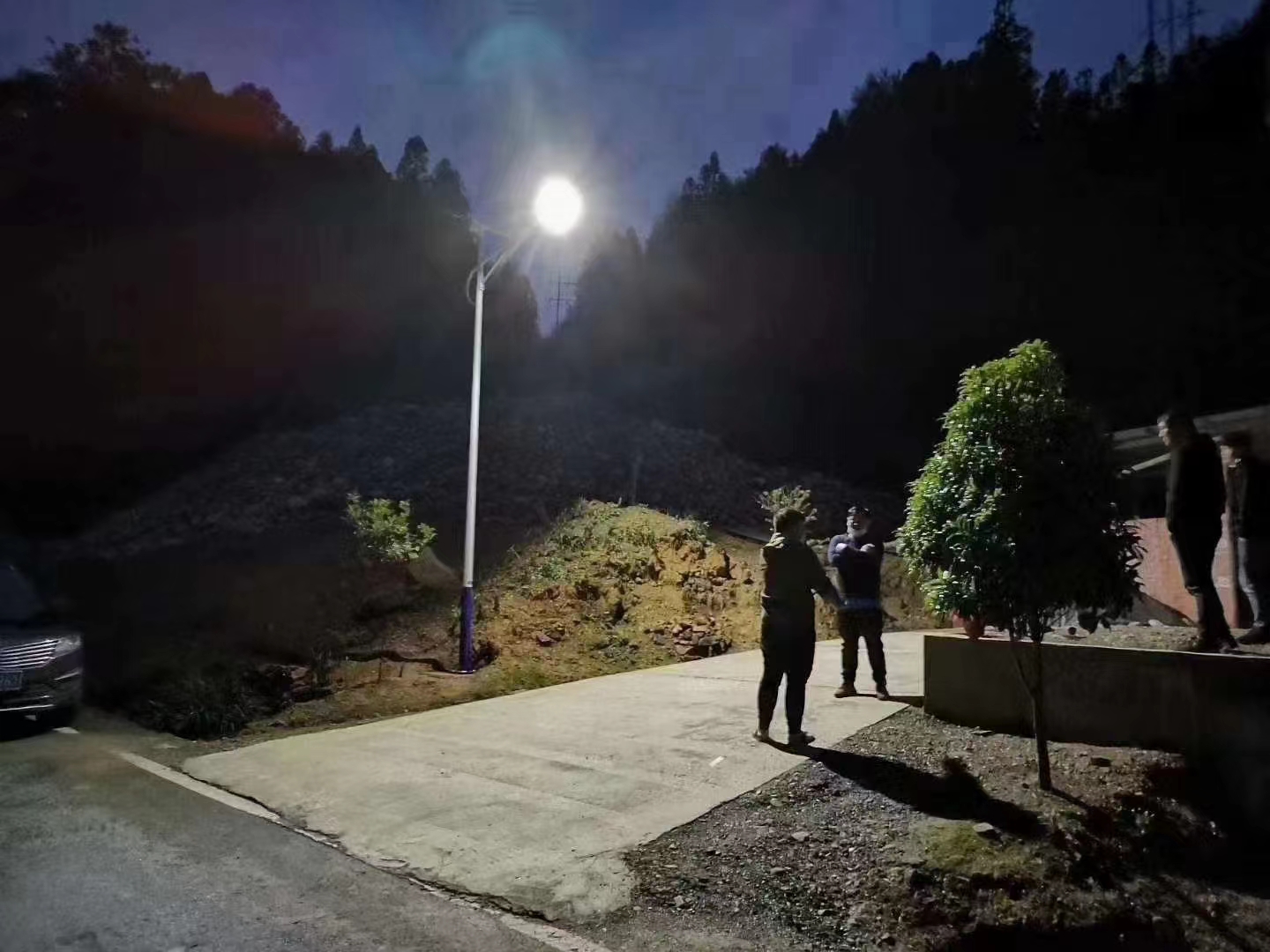 前進(jìn)村6米太陽能路燈安裝